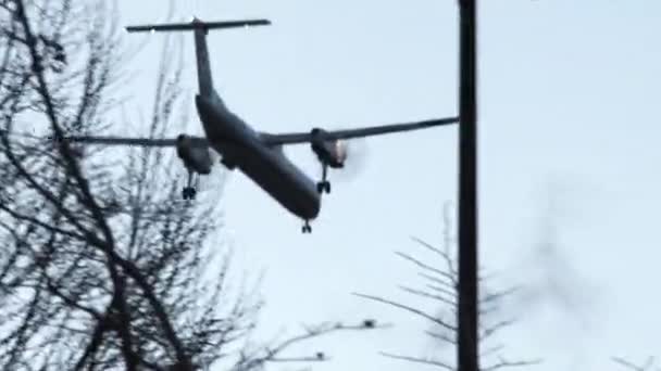 Avión Cercanías Con Hélices Tren Aterrizaje Hacia Abajo Prepara Para — Vídeo de stock