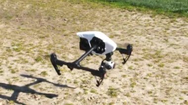 Kuadkopter ya da kuadrotor olarak da bilinen büyük, profesyonel insansız hava aracı Portland, Oregon 'daki şehir parkında havalanıyor. 4K 'da yakalandılar..