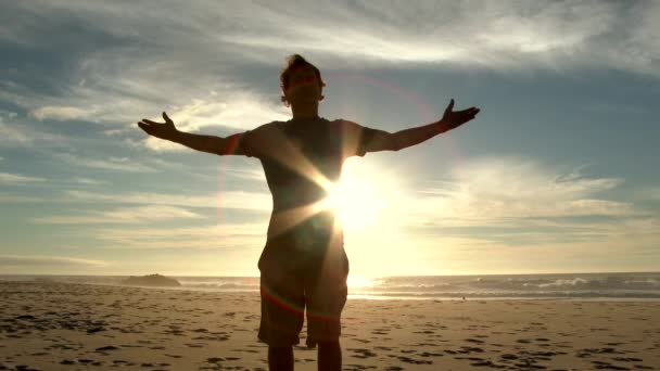 Modelo Liberado Hombre Playa Arena Costa Oregon Océano Pacífico Levantando — Vídeos de Stock