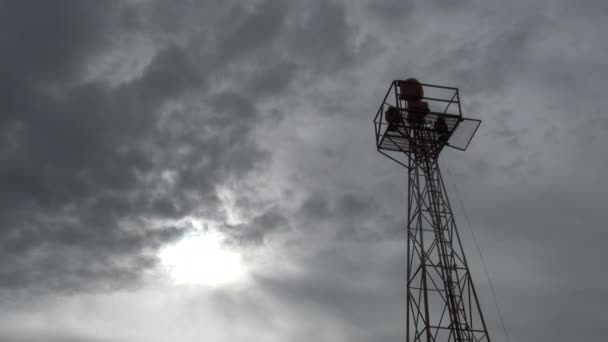 Σκοτεινά Σύννεφα Καταιγίδας Και Ήλιος Λάμπουν Μέσα Σκοτεινό Πύργο Φωτός — Αρχείο Βίντεο