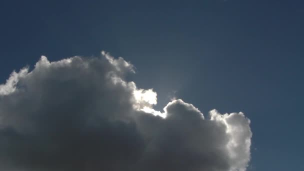 Sol Brillando Detrás Una Gran Nube Revelando Lapso Tiempo Del — Vídeo de stock