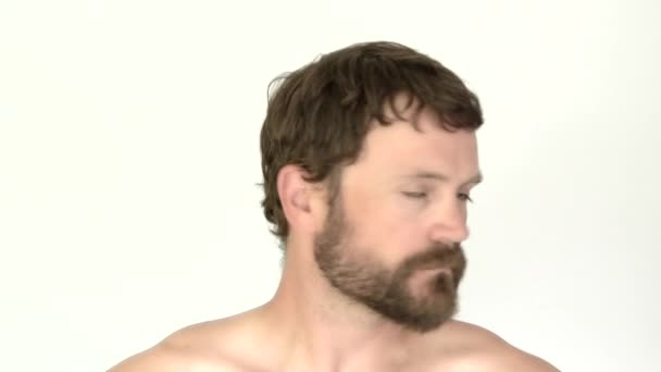 Model Vrijgegeven Man Studio Met Baard Kijken Naar Camera Geïnteresseerd — Stockvideo