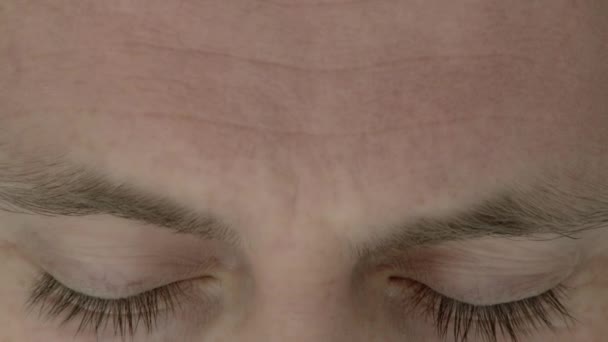 Primer Plano Los Ojos Del Hombre Mirando Hacia Arriba Lente — Vídeo de stock