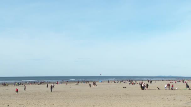 Gente Disfrutando Día Soleado Con Cielos Azules Playa Arena Seaside — Vídeo de stock