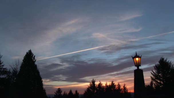 Nubes Coloridas Atardecer Lapso Tiempo Con Puesta Sol Detrás Árboles — Vídeos de Stock