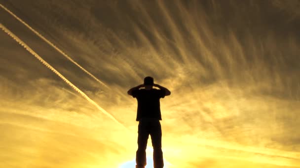 Modelo Lançado Silhueta Homem Olhando Para Fora Procurando Vasto Céu — Vídeo de Stock