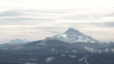 Oregon 'daki Şelale Sıradağları' ndaki Jefferson Dağı 'nda bulutların hızlanması ve rüzgarın esmesi..