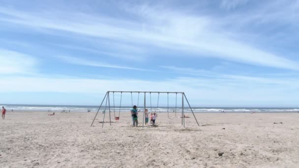 Matka Děti Hrají Houpačce Pláži Seaside Oregonu Redakční Podání — Stock video