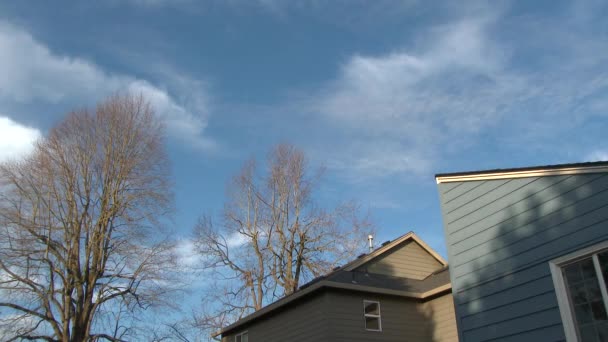 Tiempo Lapso Nubes Moviéndose Largo Del Cielo Atardecer Sobre Casas — Vídeo de stock