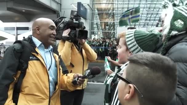 Televisieverslaggever Cameravrouw Van Lokaal Nieuwsstation Interviewen Sportfans Portland Oregon — Stockvideo