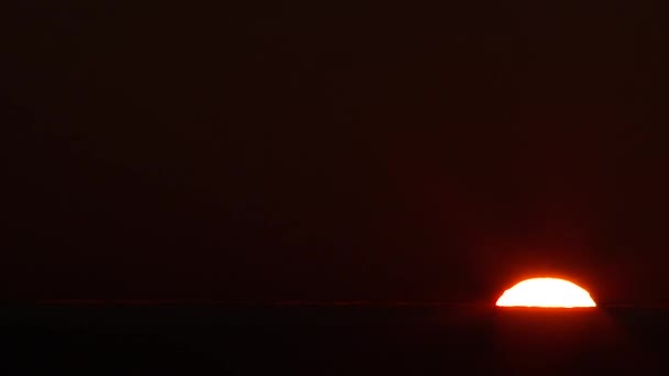 Временной Промежуток Запечатленный Солнца Восходящего Над Океаническим Горизонтом Красивом Ясном — стоковое видео