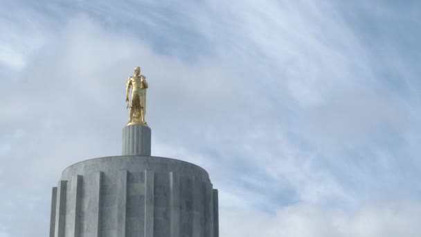 Salem Oregon Capitol Zaman Atlamalı Bulutlu Öncü Adam Heykeli Inşa — Stok video