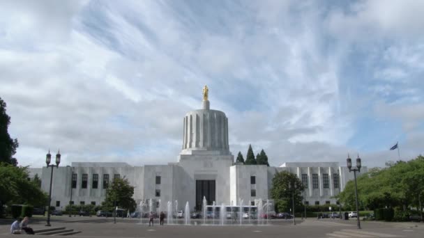 Salem Oregon Capitol Building Exterior Summer Day People Courtyard Time — Stock Video