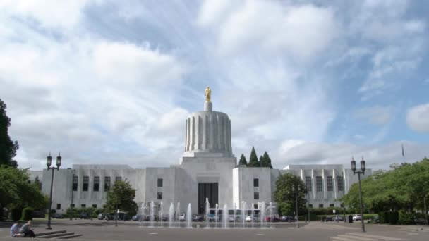 Salem Oregon Capital Binası Yaz Günü Avluda Insanlarla Birlikte — Stok video