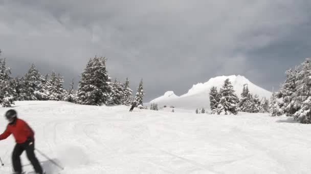 Pessoas Esquiando Snowboard Descendo Mount Hood Timberline Oregon Depois Nevascas — Vídeo de Stock