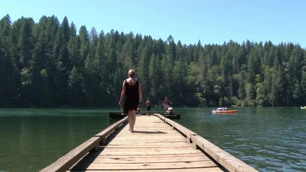 Madre Hijos Muelle Madera Refrescan Lago Washington Día Verano — Vídeo de stock