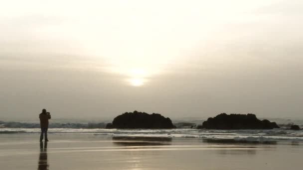 在俄勒冈州太平洋西北海岸的海滩上拍照的人影 — 图库视频影像
