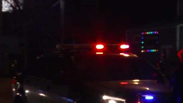 Luz Policía Parpadea Cerca Por Noche Para Alejarse Calle Ciudad — Vídeo de stock