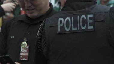 Portland limanı polis memurları Portland havaalanında futbol takımını destekleyen spor taraftarları için kalabalığı kontrol ediyorlar..
