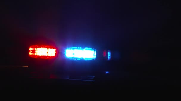 Luzes Polícia Piscando Perto Noite Cena Crime Com Carros Passando — Vídeo de Stock