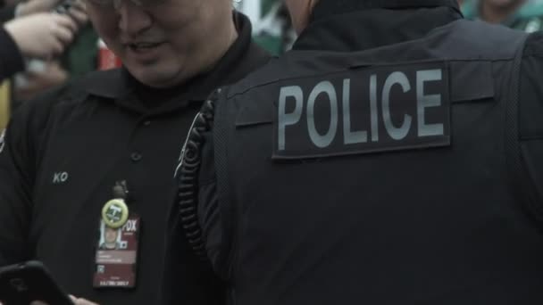 ポートランド空港でサッカーチームをサポートするスポーツファンのために群衆制御を働いているポートランド警察官のポート — ストック動画