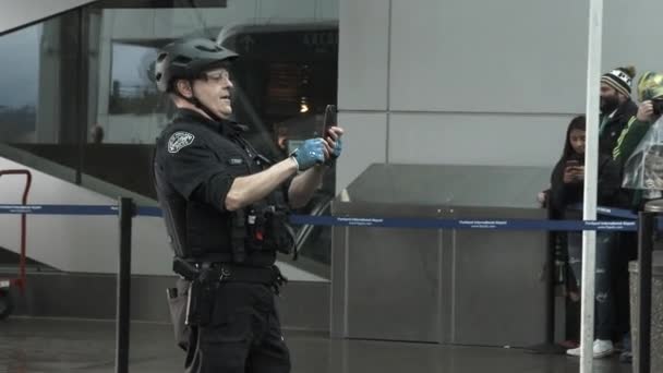 Oficiales Policía Tomando Fotos Con Multitud Futbolistas Fuera Del Aeropuerto — Vídeos de Stock