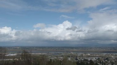 Portland Oregon 'dan Washington' a bakan, baharda bulutlu bir günde....