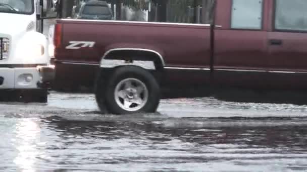 Mitarbeiter Der Stadt Kümmern Sich Überflutete Straßen Während Des Regensturms — Stockvideo
