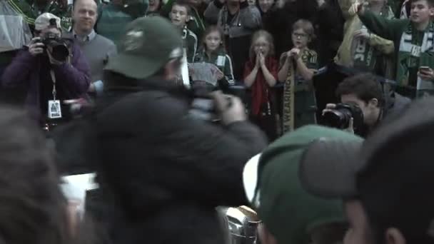 Crowd Portland Timbers Soccer Fans Cheer Timbers Coach Caleb Porter — Stock Video