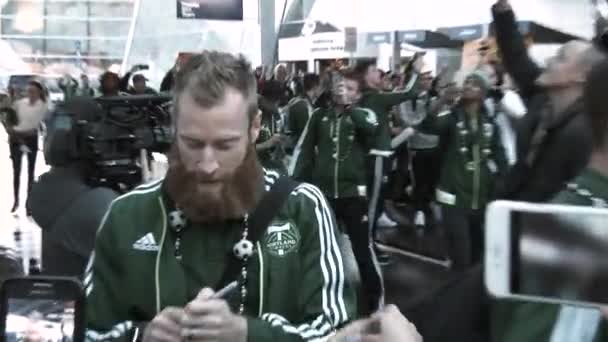 Portland Timbers Şampiyonluk Yılını Hayranlarıyla Dolu Halka Açık Bir Etkinlikte — Stok video