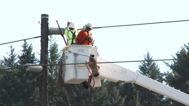 Twee Elektriciens Liftsector Voor Het Onderhoud Van Elektriciteitsleidingen Portland Oregon — Stockvideo