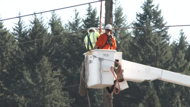 Twee Elektriciens Lift Werken Stroomleiding Onderhoud Winderige Dag Portland Oregon — Stockvideo