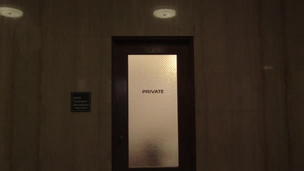 Kapıda Özel Yazıyordu Hükümet Binasının Içinde Kameralar Kapalı — Stok video
