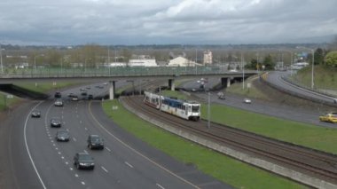 Portland, Oregon 'da, eyaletler arası yolda giden araçlar ve oradan geçen MAX toplu taşımacılık treni..