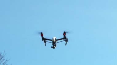Büyük, profesyonel insansız hava aracı aynı zamanda kuadkopter ya da kuadrotor olarak da bilinir. 4K 'da yakalandılar..