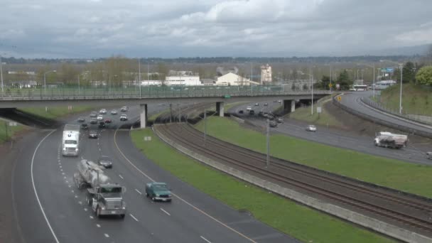 Oregon Állambeli Portlandben Esővihar Után Haladó Járművek Időeltolódása Tömegközlekedéssel — Stock videók