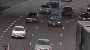 Yağmurlu bir günde otoyolda gelen trafik sürüşü.