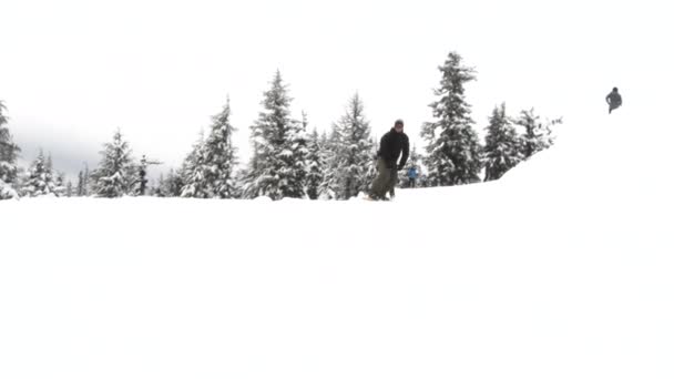 Skifahrer Und Snowboarder Fahren Auf Schneebedecktem Hang Oregon Hood Vorbei — Stockvideo