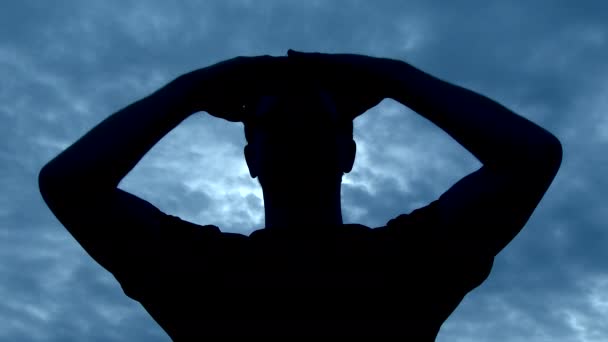 Koyu Mavi Bulutlu Gökyüzünde Duran Erkek Silueti Hareketlerinin Çeşitliliğinden Selam — Stok video