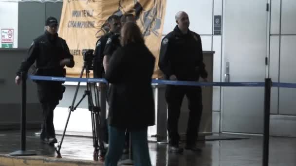 Офицеры Полиции Портленда Охраняют Территорию Пределами Международного Аэропорта Портленда Проведения — стоковое видео