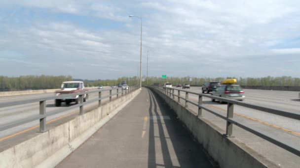 Fahrzeuge Rasen Auf Der Brücke Der Interstate 205 Zwischen Washington — Stockvideo