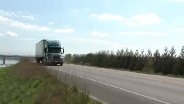 Volvo Semi Truck Projíždí Kolem Venkovské Silnici — Stock video