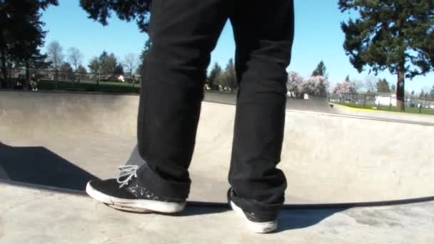 ポートランドのアウトドアスケートパークで10代のスケートボード 社説用 — ストック動画