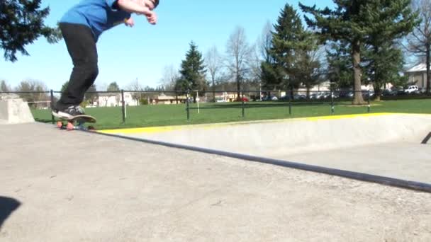 オレゴン州ポートランドのアウトドアスケートパークでのスケートボード 様々なトリック 編集の使用 — ストック動画