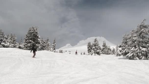 Cámara Panorámica Gente Esquiando Haciendo Snowboard Por Mount Hood Timberline — Vídeos de Stock