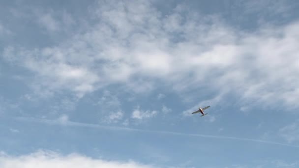 一部曇りの日に飛行する小型飛行機 — ストック動画