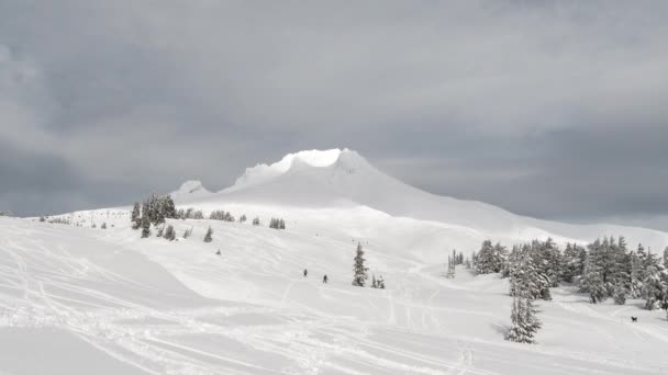 Mensen Skiën Bovenste Hellingen Van Hood Oregon Verse Sneeuw — Stockvideo