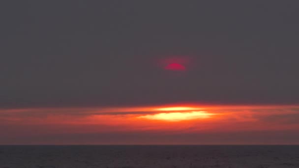在华盛顿长滩的太平洋上空 夕阳西下 森林大火从地平线上方升起一层浓烟 — 图库视频影像