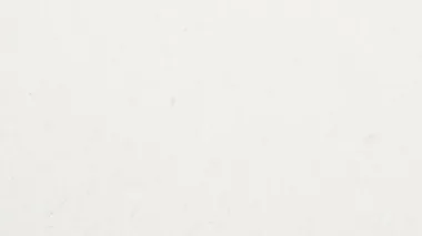 Parlak gökyüzünden kar taneleri düşüyor.