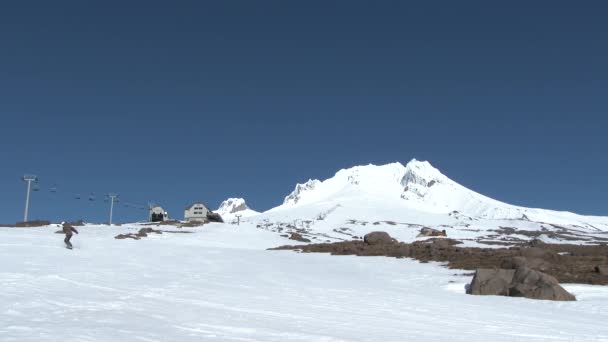 Snowboardzista Hood Oregonie Podaje Kciuki Kamery Jakby Przejeżdżał Dzień Błękitnego — Wideo stockowe